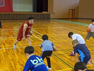 ハンドリングを教える藤澤選手